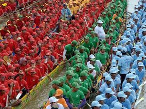 Foto: Sengitnya Balap Perahu di Festival Air Kamboja