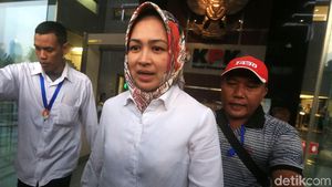Airin Diperiksa KPK Lebih dari 8 Jam
