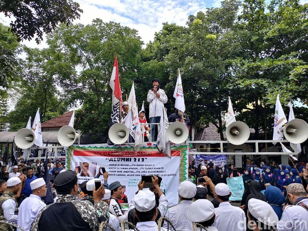 Orasi di Depan Massa, Kiwil: Ayahanda Buni Yani Menyatukan Kita Orasi di Depan Massa, Kiwil: Ayahanda Buni Yani Menyatukan Kita