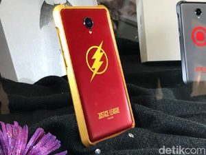 Penampakan Ponsel Batman, Superman dan Wonder Woman