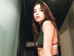 Bukan Hanya Borong Nominasi, Dua Lipa Juga Cetak Sejarah di Brit Awards 2018