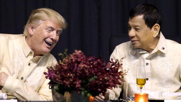 Presiden Filipina Rodrigo Duterte bersama Presiden AS Donald Trump.