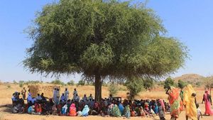 Prajurit TNI Beri Bantuan Beras dan Alquran di Desa Wailu Sudan