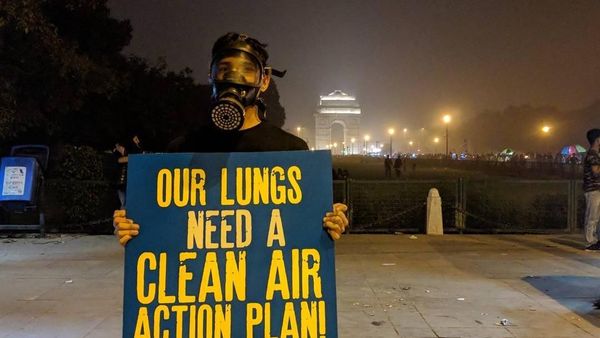 Foto: New Delhi Dikepung Asap, Warga Wajib Gunakan Masker