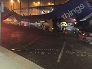 Hujan Angin di Bandara Banjarmasin, Plafon Hingga Papan Iklan Roboh