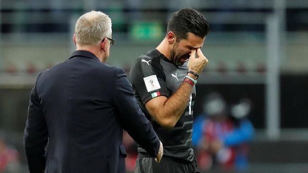 Gianluigi Buffon tak kuasa meneteskan air mata usai Italia gagal ke Piala Dunia 2018.