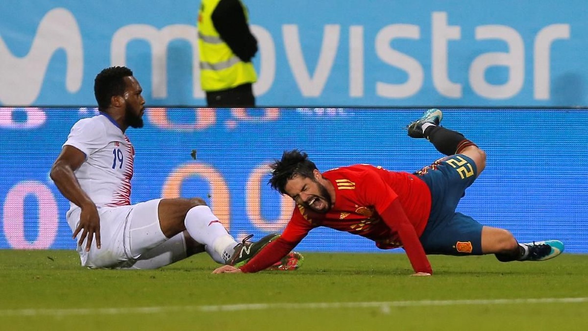 Isco cedera setelah mendapat tekel dari bek Kosta Rika, Kendall Waston (Foto: Jon Nazca/Reuters)