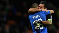Kapten tim Gianluigi Buffon tak kuasa menahan tangis. Mimpi Buffon untuk pensiun setelah bermain di Piala Dunia 2018 berantakan. Foto: Claudio Villa/Getty Images