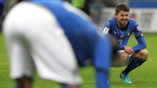 MILAN, ITALY - NOVEMBER 13:  Jorginho of Italy reacts after loosing at the end of the FIFA 2018 World Cup Qualifier Play-Off: Second Leg between Italy and Sweden at San Siro Stadium on November 13, 2017 in Milan, Sweden.  (Photo by Marco Luzzani/Getty Images)