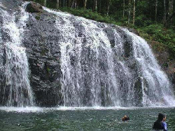 Indahnya Air Terjun Lima Tingkat di Kabupaten Lingga