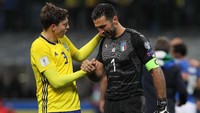 Victor Lindelof mencoba menghibur Buffon. Foto: Marco Luzzani/Getty Images