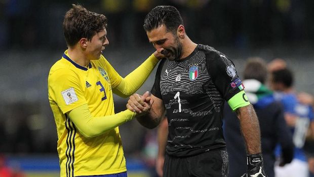 MILAN, ITALY - NOVEMBER 13:  Gianluigi Buffon of Italy cries after loosing at the end of the FIFA 2018 World Cup Qualifier Play-Off: Second Leg between Italy and Sweden at San Siro Stadium on November 13, 2017 in Milan, Sweden.  (Photo by Marco Luzzani/Getty Images)