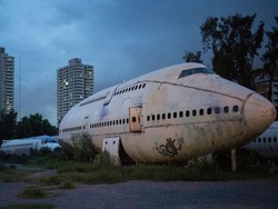 Kuburan Pesawat yang Jadi Tempat Tinggal Warga