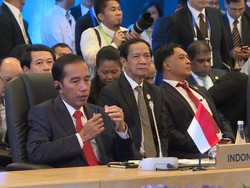 Saat Jokowi Keluarkan Jimat di Sela Rapat Maraton KTT ASEAN