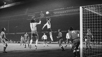 Piala Dunia 1974 di Jerman Barat. Delapan tahun setelah menjuarai Piala Dunia 1966, Inggris cuma jadi penonton saat gelaran itu dihelat di Jerman. Prancis, Cekoslowakia, Hongaria, dan Spanyol juga termasuk yang tak lolos. (Foto: Douglas Miller/Keystone/Hulton Archive/Getty Images)
