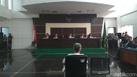 Suasana Saat Hakim Baca Lembar Demi Lembar Berkas Vonis Buni Yani