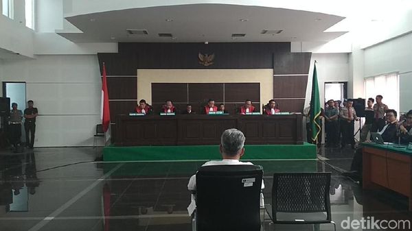 Suasana Saat Hakim Baca Lembar Demi Lembar Berkas Vonis Buni Yani