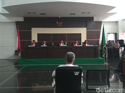Suasana Saat Hakim Baca Lembar Demi Lembar Berkas Vonis Buni Yani