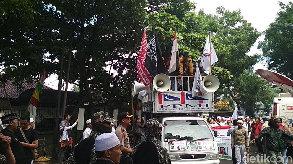 Foto: Massa Alumni 212 Penuhi Lokasi Sidang Vonis Buni Yani Foto: Massa Alumni 212 Penuhi Lokasi Sidang Vonis Buni Yani