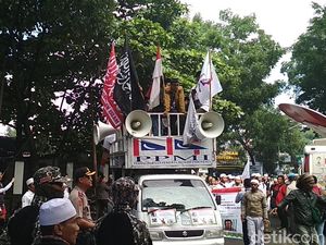 Foto: Massa Alumni 212 Penuhi Lokasi Sidang Vonis Buni Yani