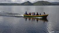 Geliat Kehidupan Warga di Danau Sentani