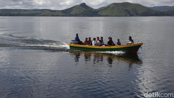 Geliat Kehidupan Warga di Danau Sentani