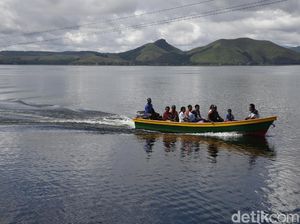 Geliat Kehidupan Warga di Danau Sentani