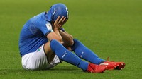 Beginilah cara Alessandro Florenzi mengungkapkan kesedihannya. Foto: Marco Luzzani/Getty Images