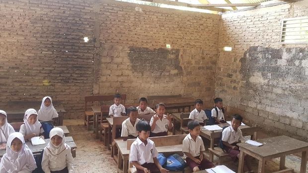 Banten dan Lara Para Siswa Belajar di Kelas Rusak