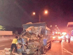 Kecelakaan di Tol Rorotan, Truk Ringsek Parah di Bagian Depan