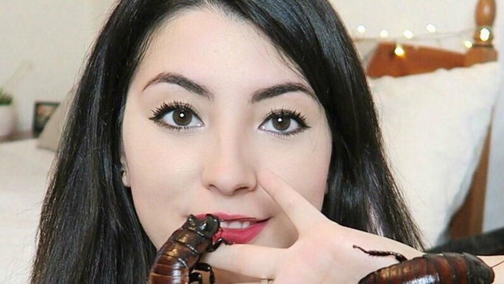 Ini Emzotic, Youtuber Cantik yang Akrab dengan Kecoa Hingga Siput Raksasa Ini Emzotic, Youtuber Cantik yang Akrab dengan Kecoa Hingga Siput Raksasa
