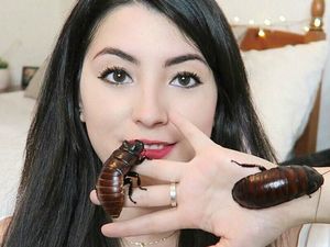 Ini Emzotic, Youtuber Cantik yang Akrab dengan Kecoa Hingga Siput Raksasa