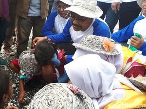 Bersih-bersih Sampah di Pesisir Bulak, Gus Ipul Puji Risma Bersih-bersih Sampah di Pesisir Bulak, Gus Ipul Puji Risma