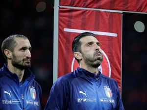Tepuk Tangan Buffon Melawan Sorakan Fans Italia untuk Lagu Kebangsaan Swedia