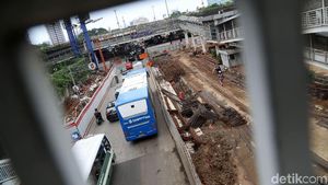 Proyek Underpass Mampang yang Molor