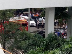 Ruang AHU Gedung DPR Terbakar, 2 Mobil Damkar Diturunkan