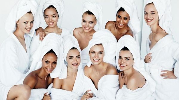 Seperti Rita Ora, 10 Artis Ini Bergaya Seksi Pakai Handuk Saat Pemotretan