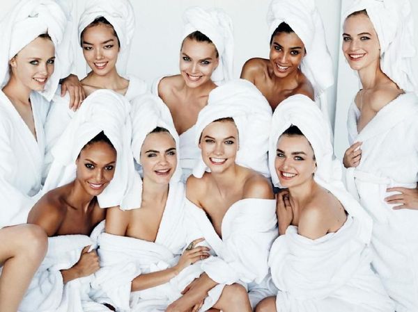 Seperti Rita Ora, 10 Artis Ini Bergaya Seksi Pakai Handuk Saat Pemotretan