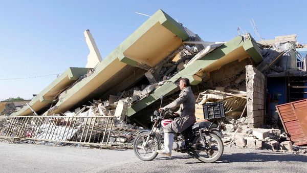 Foto: Iran Luluh Lantak Usai Gempa 7,3 SR yang Tewaskan 407 Orang