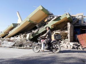 Foto: Iran Luluh Lantak Usai Gempa 7,3 SR yang Tewaskan 407 Orang