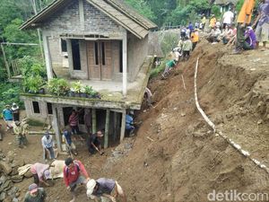 Longsor Terjang Satu Rumah dan Dua Jalan Desa di Magelang
