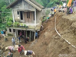 Longsor Terjang Satu Rumah dan Dua Jalan Desa di Magelang