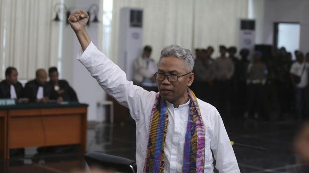 Anggota Divisi Media Badan Pemenangan Nasional (BPN) Prabowo-Sandi, Buni Yani, dalam sidang pembacaan putusan kasusnya, di Bandung, 2017.