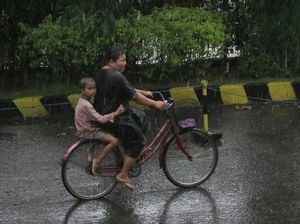 menerjang hujan bersama ibu
