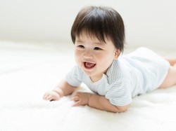 Ibu-ibu Korea Pakaikan Helm pada Bayi Agar Bentuk Wajah Anak Lebih Cantik