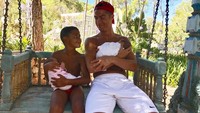 Saat merayakan kelahiran anak kembar di tengah tahun ini. (Instagram @cristiano)
