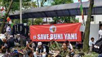 Foto: Deretan Spanduk Save Buni Yani di Lokasi Sidang Vonis