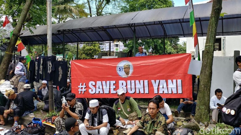 Foto: Deretan Spanduk Save Buni Yani di Lokasi Sidang Vonis Foto: Deretan Spanduk Save Buni Yani di Lokasi Sidang Vonis