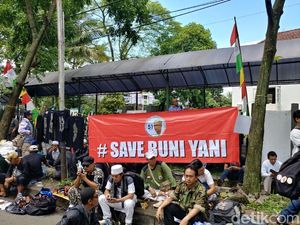 Foto: Deretan Spanduk Save Buni Yani di Lokasi Sidang Vonis