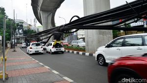 Duh, Kabel Semrawut Bahayakan Pengguna Jalan